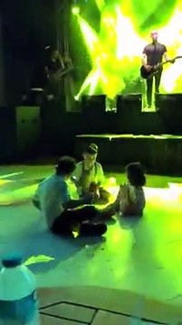 Allı Turnam Şarkısını Söyleyecekken Sahne Önündeki Çocukların Oynadığını Fark Edip Onlara Katılan Haluk Levent