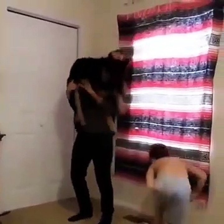 Baba ve Oğulun Oyununa Dahil Olan Kurt