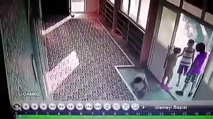 Caminin Girişinde 100 TL Bulan Cami İmamı Kimin Düşürdüğünü Bulmak İçin Kamera Kayıtlarına Bakıyor ve Yolda Buldukları Parayı Camiye Bırakan Pırıl Pırıl Evlatlarımızı Görüyor