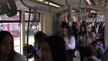 Türkiye’deki okuma oranı düşüklüğüne dikkat çekmek için Tramwayda kitap dağıttılar