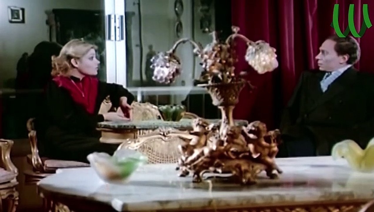 عادل امام وعده اخت صاحبو بالجواز وضحك عليها