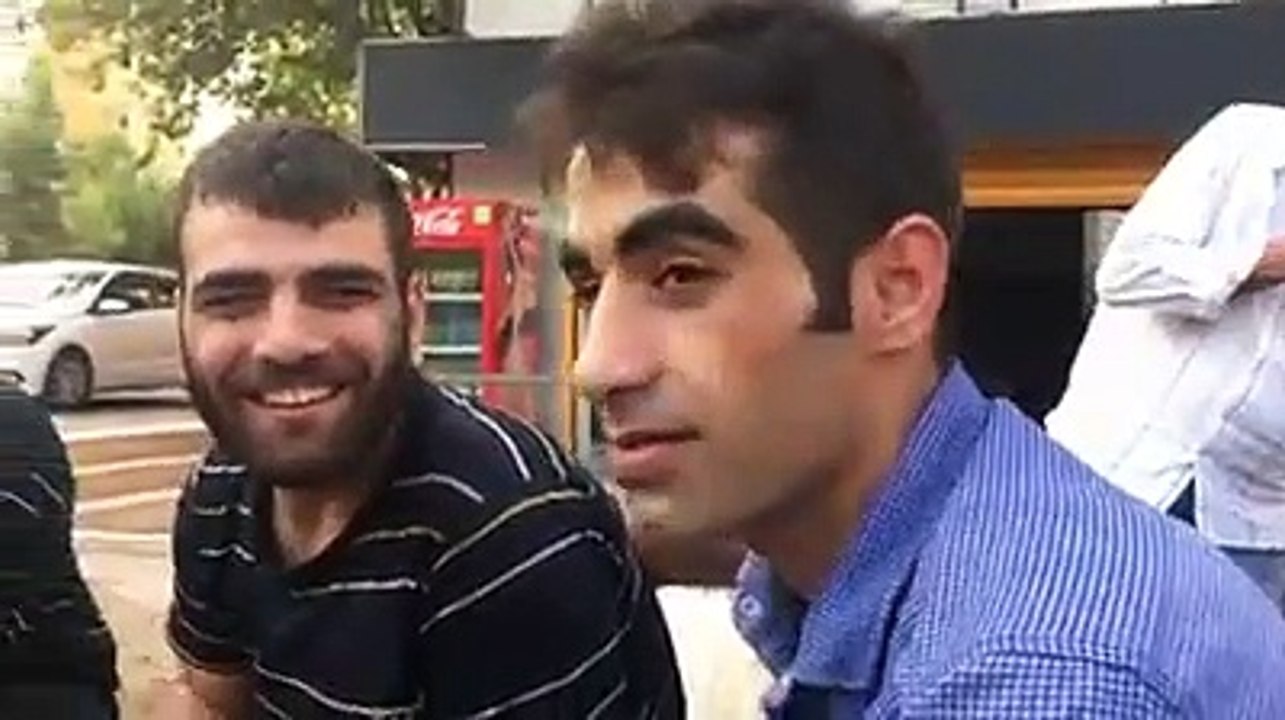 Doğuştan Engelli İrfan’ın Kırılan Tekerlekli Sandalyesi Yerine Ona Yeni Bir Sandalye Hediye Etmeleri ve İrfan’ın Görülmeye Değer Sevinci