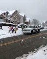 Kanada'da polis arabasına kar topu atan bir grup çocuğa polis ekipleri sert şekilde müdahalede bulunmuş