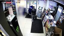 Rusya'da market çalışanı soyguncuyu paspas sopasıyla kovaladı
