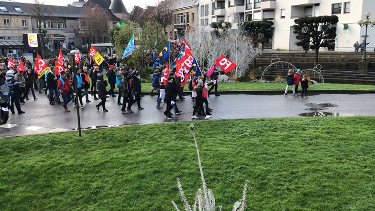 Grève du mardi 17 décembre à Dinan. Près de 700 personnes défilent dans le centre-ville