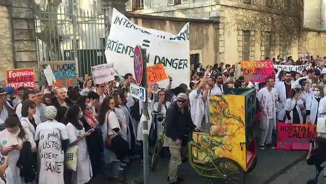 Grenoble : Le personnel hospitalier en grève s’est arrêté une dizaine de minutes devant le portail d’une des entrées qui donne sur les bureaux de l’Agence régionale de santé à Grenoble au 1, rue Joseph-Chanrion