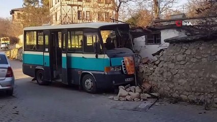 Kontrolden çıkan minibüs evin duvarına çarptı: 2 yaralı