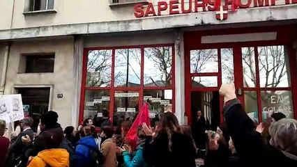 Ovation aux sapeurs-pompiers à Annecy