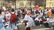 Grenoble : Attroupé devant la préfecture, tout le personnel hospitalier s’est allongé sur la route en position latérale de sécurité, scandant 