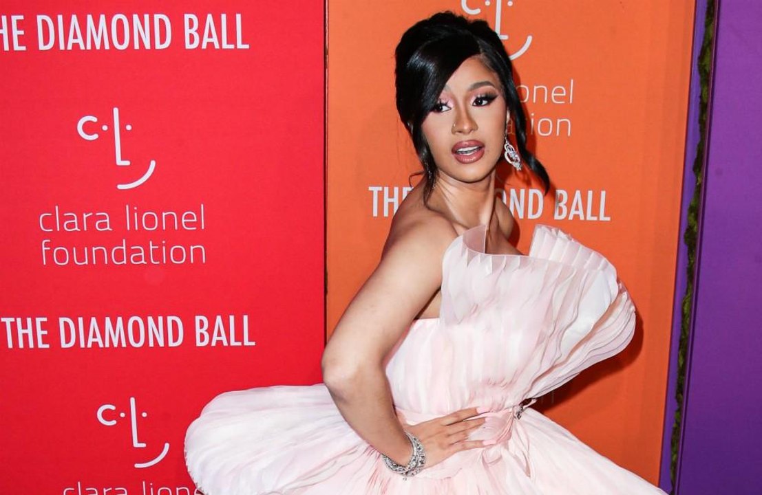 Cardi b schenkt offset geld