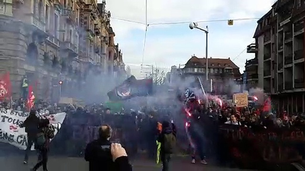 Fumigènes lors de la manifestation du 17 décembre à Strasbourg