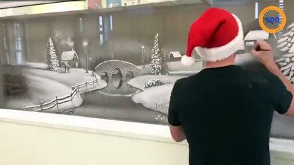 Un artiste spécialisé dans les peintures en fausse neige sur les vitrines