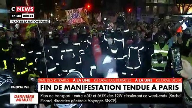 Manifestation à Paris: L'image surprenante de plusieurs dizaines de pompiers qui manifestent aux côtés des grévistes sous les applaudissements