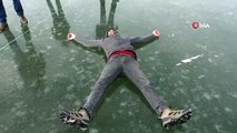 Tehlikeye Rağmen Çıldır Gölü’nde Buzun Keyfini Çıkardılar
