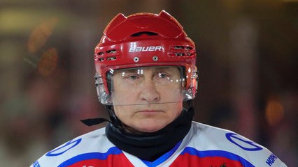Putin muestra sus habilidades de hockey en la pista de hielo de la Plaza Roja