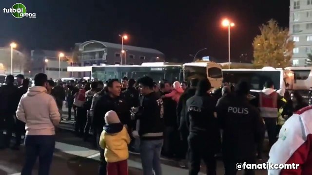 Tuzlaspor maçı öncesi Galatasaray formalı taraftarlar tribüne alınmadı