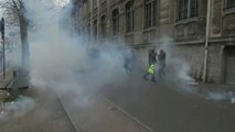 La policía y los manifestantes se enfrentan en las calles de París