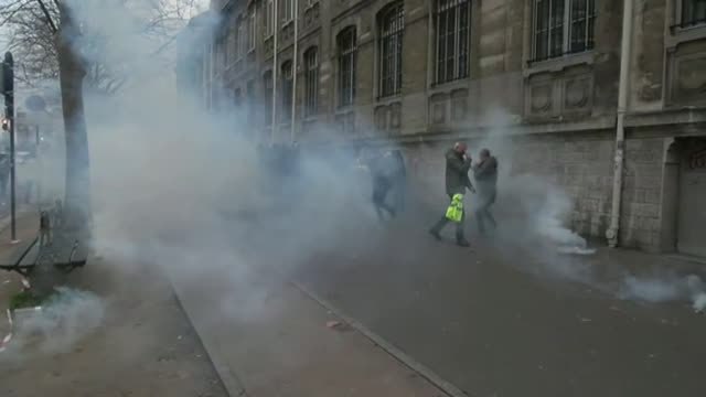 La policía y los manifestantes se enfrentan en las calles de París