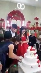 Kendi Düğününü Birbirine Katan Ve Düğün Pastası İle Kavga Eden Aşırı Sinirli Damat
