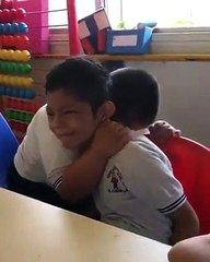 Morali bozuk olan otizmli arkadaşını, güldürmek için çabalayan down sendromlu ufaklık❤️