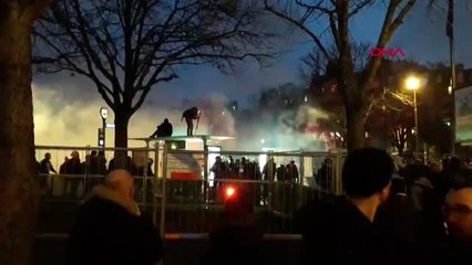 Fransa'da genel grev sürüyor polisten biber gazıyla müdahale