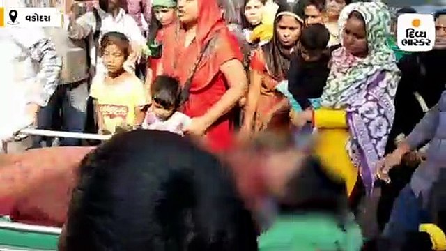 કલ્યાણનગરમાં મકાન આપવાની માંગ સાથે પાલિકા કમ્પાઉન્ડમાં મહિલાનો આપઘાતનો પ્રયાસ, મહિલાઓએ ડેપ્યુટી કમિશનરને બંગડીઓ આપી