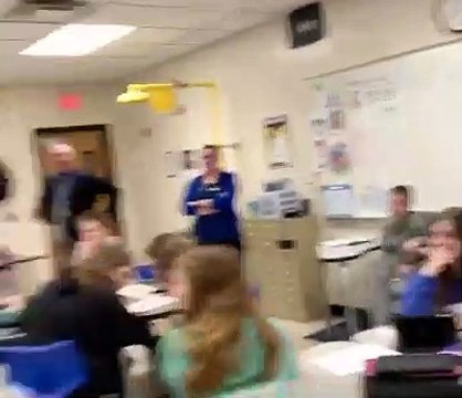 Derste renk körlüğü konusu işlenecekken renk körü öğrencisine renkleri gösteren gözlük getirip ona hayatında ilk defa renkleri gösteren öğretmen ve çocuğun görülmeye değer tepkisi