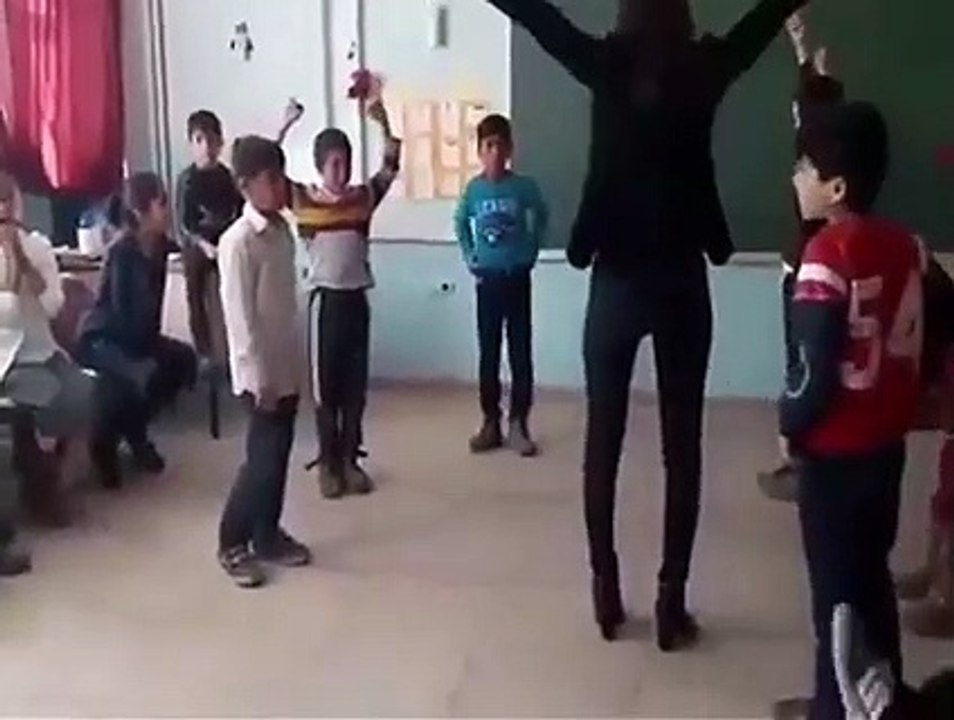 Şemdinli'de bir köy okulunda zeybek dersi veren öğretmenimiz ve öğrencisinin içten sözleri. ''Topladığım bütün çiçekler senin canım öğretmenim.''