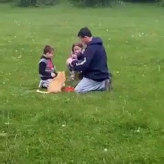 Çok tehlikeli roket fırlatışından kaçmayan kedi arkadaşını kurtaran kahraman çocuk