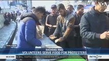 Volunteers Serve Food for Protesters in Iraq