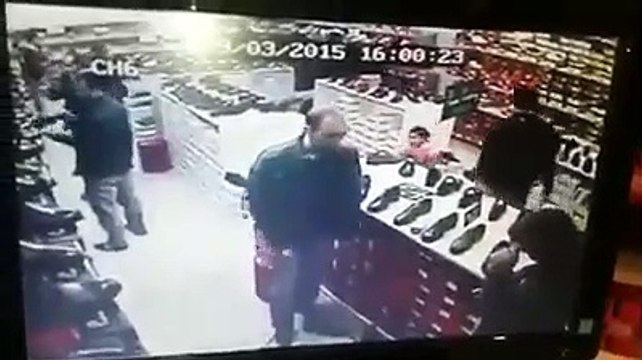 Ayakkabı denerken cimcime tarafından suikaste uğrayan adam