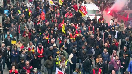 Francia protesta en la calle ante un gobierno decidido a mantener su reforma jubilatoria
