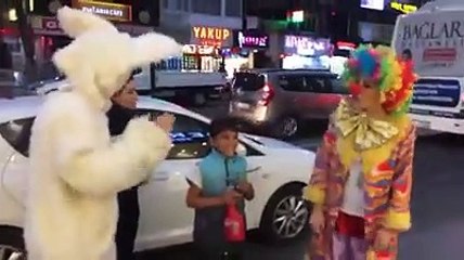 11 Yaşına Yeni Girmiş Olan Ufaklığın Caddelerde Cam Silerken Bu Durumu Öğreniliyor ve Güzel Yürekli İnsanlar Bir Doğum Günü Tertipliyor