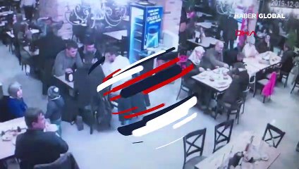 Garson bebek arabasına çarpınca ortalık savaş alanına döndü!