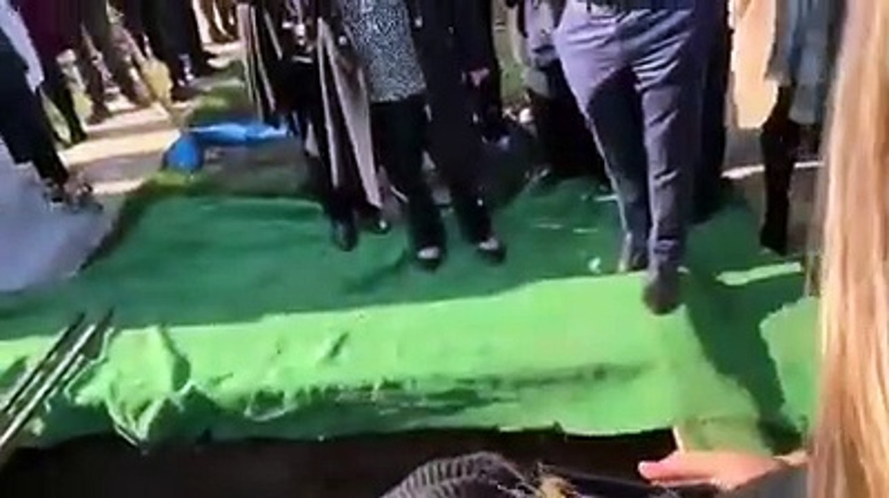 İrlandalı bi adam cenazesi için önceden komik kayıtlar bırakmış:  ‘Beni buradan çıkarın, burası aşırı karanlık. Kahretsin neredeyim ben? Bu duyduğum rahip mi?”