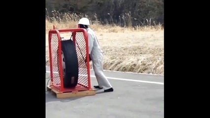 Voilà ce qui se passe quand un pneu de camion eclate