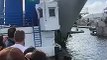 Un énorme yacht détruit la cabine du pont-levis dans un port à saint martin