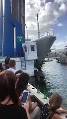 Un énorme yacht détruit la cabine du pont-levis dans un port à saint martin