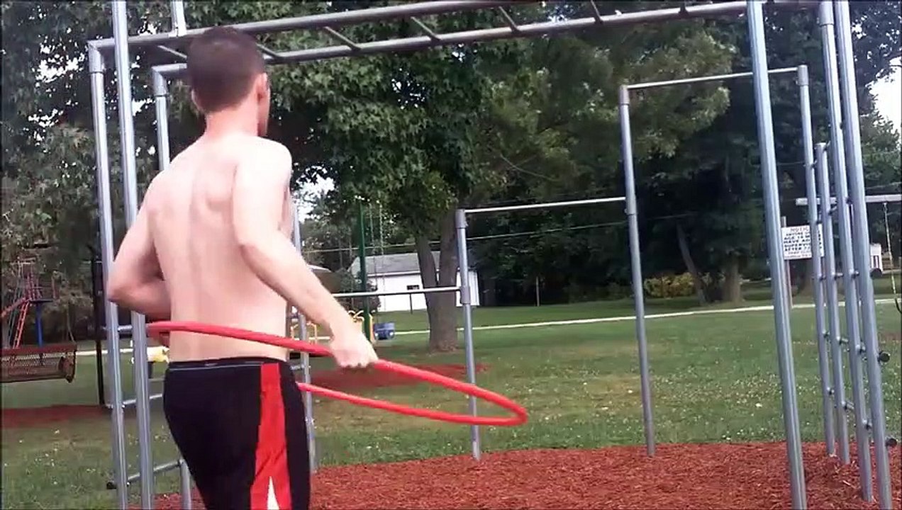 Hula Hoop et tractions en même temps ! Ça c'est du crossfit !