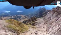 Il vole en Wingsuit dans le trou d'une falaise de 3 mètres de large !