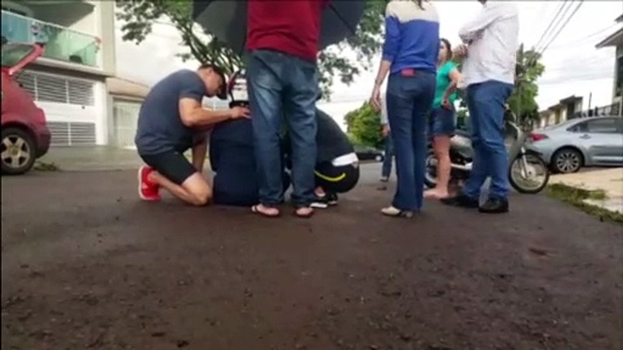 Motociclista fica ferida após atingir traseira de carro