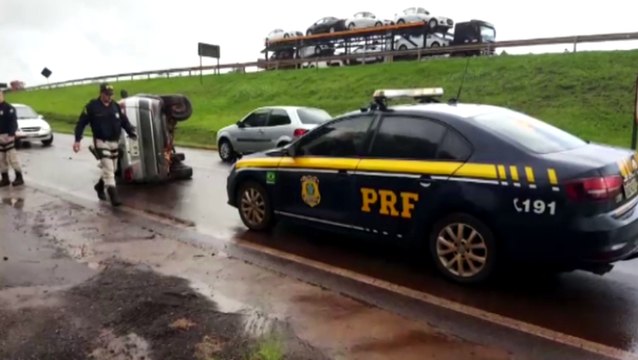 Veículo da Prefeitura tomba em acidente às margens da rodovia BR-277