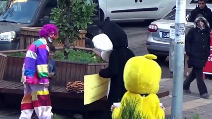 9 yaşındaki çocuğun simitlerini satamadığını fark eden bir grup genç, çizgi film karakterleri Tweety ve Sylvester'a bürünerek simitlerin satılmasını sağlamış.