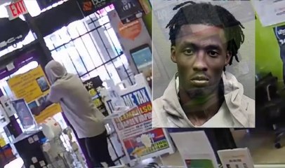 El desventurado ladrón suplica de rodillas que lo dejen salir de la tienda que acababa de robar