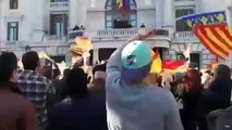 El pollo de colores en la cabalgata de las 'Magas Republicanas' valencianas: 