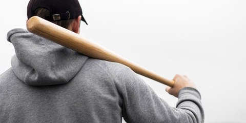 Karma: El comerciante deja K.O. a los atracadores con un bate de béisbol