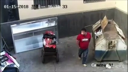 Graban a este desalmado tirando a su bebé a un contenedor de basura
