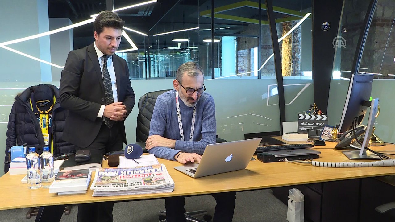 FOX TV Genel Yayın Yönetmeni Doğan Şentürk, AA Yılın Fotoğraflarını oyladı - İSTANBUL