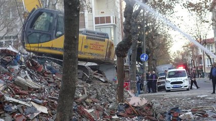 Hasarlı binayı yıkan kepçe sağlam eve girdi