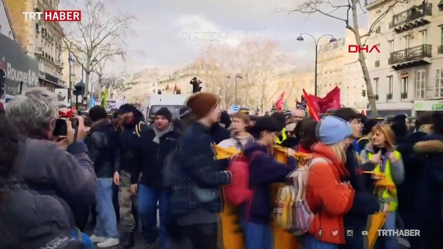 Fransa polisinden protestoculara biber gazıyla müdahale